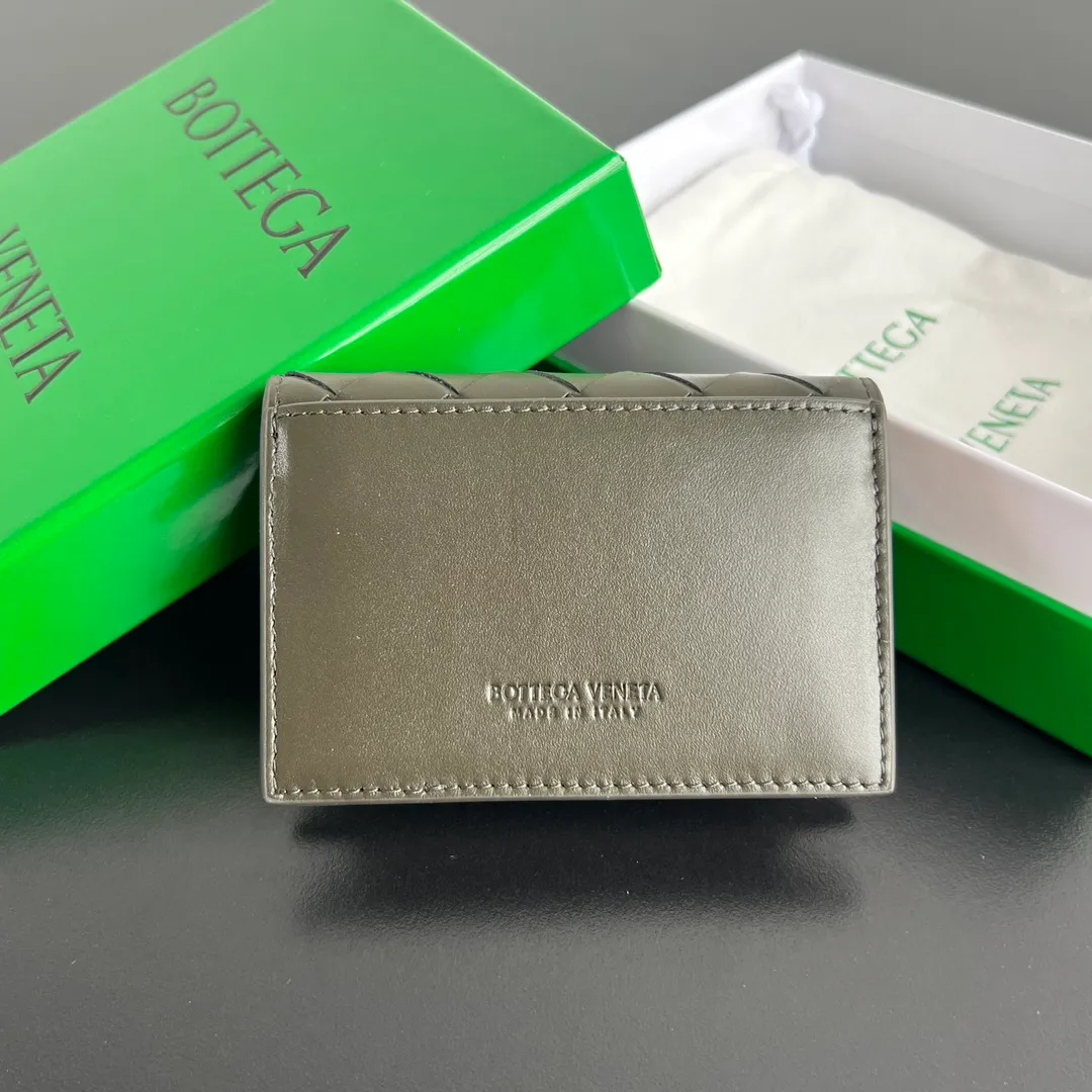#2023 New Business Card Holder, 605720 The simple yet high-end feeling is definitely the BV woven bag. It is made of imported cowhide material. It is comfortable and textured. The business card is opened and closed with a flip cover. It is durable. There are two compartments inside. It can hold the daily amount of cards. Multiple color options. It is very suitable to be placed in a small bag for spring and summer. Exquisite and practical [happy] [happy] Size: 11x7.5x2.5 P520